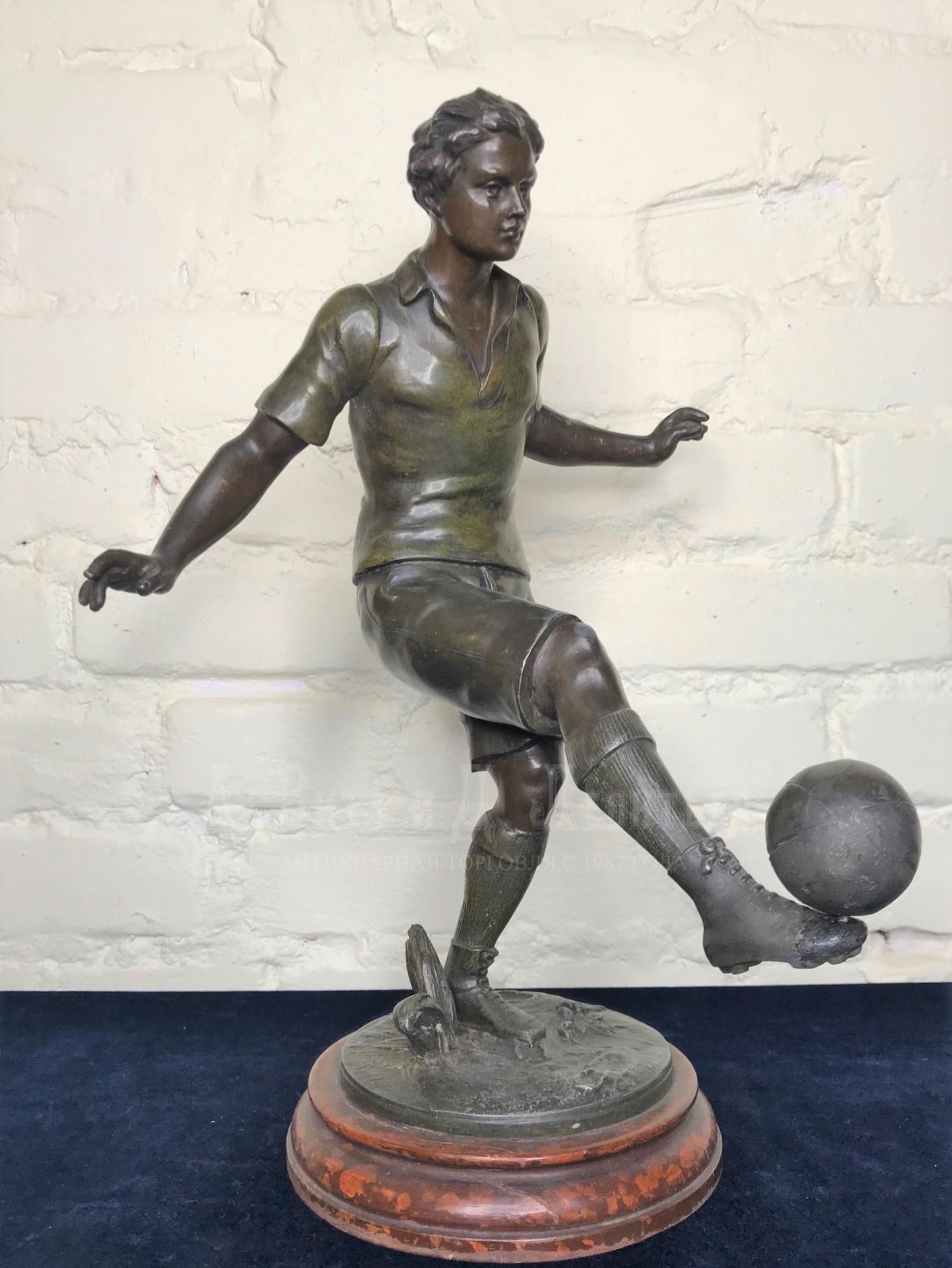 Футболист чеканит мяч скульптура спортивная